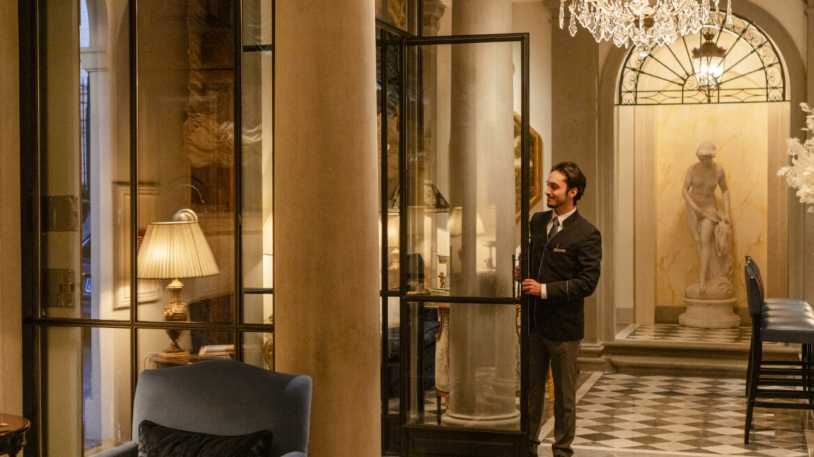 Onde entryway with the concierge